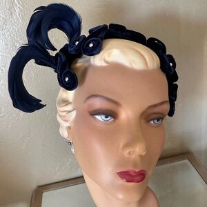 FASCINATING 1950S' NAVY VELVET COCKTAIL CAP WITH MATCHING CURLY FEATHERS/PEARLS